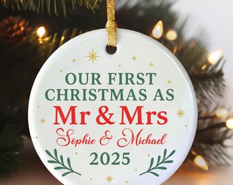 Adorno navideño para parejas - Regalo de boda - Recuerdo personalizado de la primera Navidad - Adorno navideño de nuestra primera Navidad - Idea para regalo de inauguración de casa