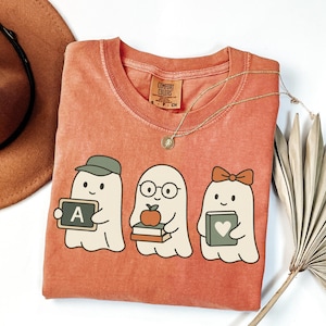 Halloween Lehrer Komfort Farben Shirt, Geist Klassenzimmer T-Shirt, gruseliges Lehrer Shirt, süßes Herbst Lehrer Outfit, Oktober Lehrer Geschenk T-Shirt