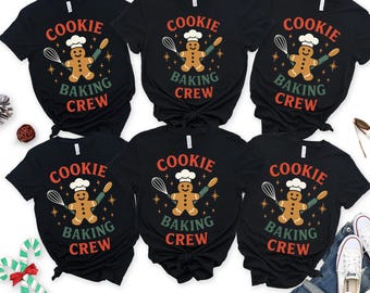Könnte beinhalten: Sechs schwarze T-Shirts mit dem Schriftzug "COOKIE BAKING CREW" in Rot und Grün. Jedes Shirt zeigt einen Lebkuchenmann mit Kochmütze, der einen Schneebesen und eine Teigrolle hält.