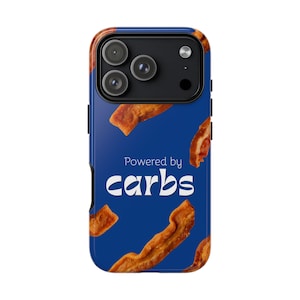 Könnte beinhalten: Eine blaue Handyhülle mit einem Muster aus knusprigen Speckstreifen. Auf der Hülle steht in weißer, fetter Schrift der Text "Powered by carbs". Die Handyhülle hat eine Kamera und einen Blitz.