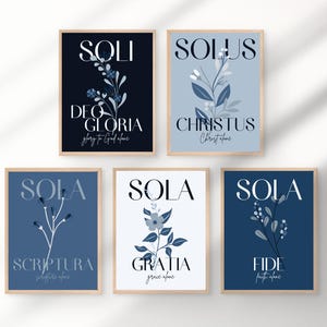Puede incluir: Cinco impresiones de arte de pared imprimibles azules y blancas con diseños florales y el texto "SOLI DEO GLORIA", "SOLUS CHRISTUS", "SOLA SCRIPTURA", "SOLA GRATIA" y "SOLA FIDE".