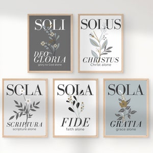 Puede incluir: Cinco impresiones enmarcadas con un esquema de color gris, blanco y azul. Cada impresión presenta un diseño floral estilizado y texto en negro. El texto dice "Soli Deo Gloria", "Solus Christus", "Sola Scriptura", "Sola Fide" y "Sola Gratia".