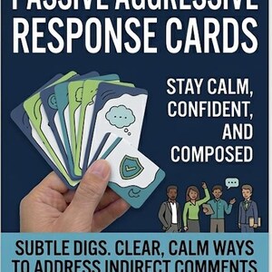 Könnte beinhalten: Ein Kartenspiel "Passive Aggressive Response Cards" in einer Hand. Die Karten sind blau, grün und weiß, mit Illustrationen von Sprechblasen und Schilden. Auf den Karten steht "Bleiben Sie ruhig, selbstbewusst und gelassen" und "Subtile Stiche."