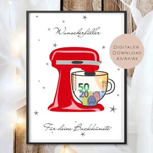 Könnte beinhalten: Gerahmter Druck mit einem roten Küchenmixer und einer Tasse mit einer 50-Euro-Note. Der Druck enthält die deutschen Texte "Wunscherfüller" und "Für deine Backkünste" mit Sternen. Digitaler Download verfügbar.