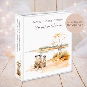 Könnte beinhalten: Ein weißer Ordner mit dem Text "Meine Kindergartenzeit Maximilian Lehmann" und einer Aquarellillustration von drei Erdmännchen an einem sandigen Ufer. Die Worte "DIGITALER DOWNLOAD" befinden sich in einem Kreis auf der rechten Seite.