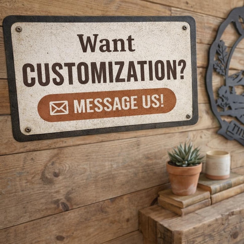Pu&ograve; includere: Un cartello rettangolare con la scritta "Want CUSTOMIZATION? MESSAGE US!" in nero e marrone. Il cartello &egrave; montato su una parete di legno. Una piccola pianta in vaso e una candela sono su una mensola di legno sotto il cartello.