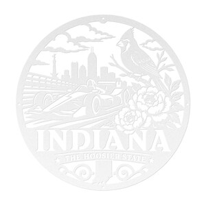 Może przedstawiać: Biała metalowa grafika ścienna z okrągłym wzorem z napisem "INDIANA" i "THE HOOSIER STATE". Projekt zawiera samoch&oacute;d wyścigowy, kardynała, kwiaty i panoramę miasta.