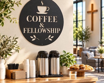 Może przedstawiać: Okrągły czarny metalowy znak ścienny z wyciętą ikoną filiżanki kawy, napisem "COFFEE & FELLOWSHIP" oraz dwoma małymi motywami liści. Znak jest zamontowany na jasnej ścianie nad drewnianym blatem z dwoma srebrnymi termosami.
