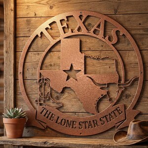 Pu&ograve; includere: Un'opera d'arte da parete in metallo color rame con la scritta "TEXAS" in un design circolare. L'arte include una stella, il contorno dello stato, uno stivale da cowboy e un longhorn. &Egrave; presente anche il testo "THE LONE STAR STATE".