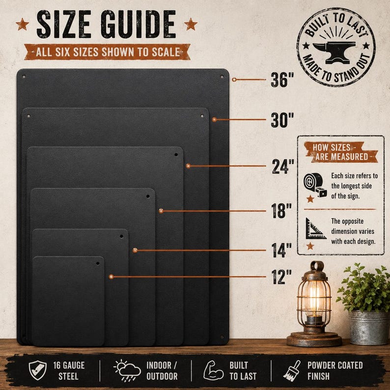Pu&ograve; includere: Una guida alle dimensioni per insegne metalliche rettangolari, che mostra sei pannelli neri da 12 a 36 pollici. Il testo include 'SIZE GUIDE', 'ALL SIX SIZES SHOWN TO SCALE', '16 GAUGE STEEL', 'INDOOR/OUTDOOR' e 'POWDER COATED FINISH'.
