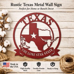 Pu&ograve; includere: Un'insegna da parete in metallo rosso rustico raffigurante lo stato del Texas, con una stella, uno stivale da cowboy e un longhorn. L'insegna &egrave; circolare con la parola "TEXAS" a lettere grandi. &Egrave; incluso anche il testo "THE LONE STAR STATE".