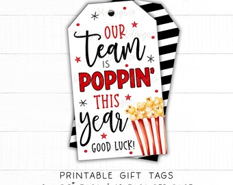Nuestro equipo está de moda este año / Etiqueta de regalo de palomitas de maíz, etiqueta de regalo de equipo, etiqueta de regalo de buena suerte, regalo de compañero de equipo, etiqueta de regalo de palomitas de maíz, etiqueta de refrigerio del día del juego