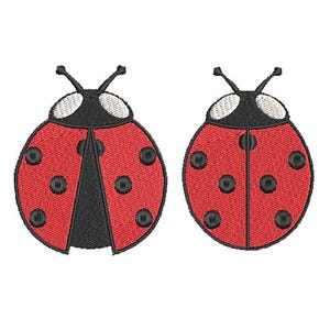 Pode incluir: Dois emblemas bordados de joaninhas com um corpo vermelho vibrante com pontos pretos, uma cabeça preta e dois olhos brancos de formato oval. Os insetos são retratados de uma perspectiva superior com contornos pretos distintos.