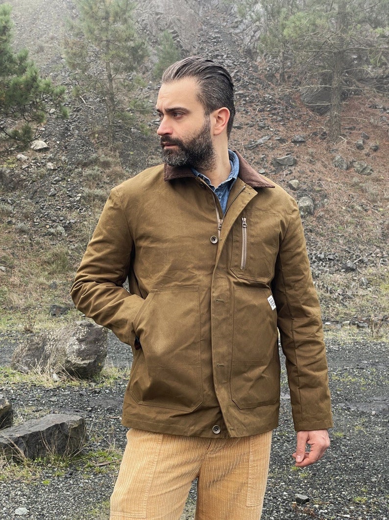 Work Jacket in 100% waxed cotton by British Millerain fabric with a lining in a wool and cotton blend, with corduroy collar, zip and buttons in aged brass made in Italy.