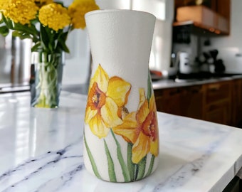 Pretty daffodil flower vase, spring flowers, daffodil themed decor, daffodil gifts, gifts for mum, gifts for nan, Welsh flower