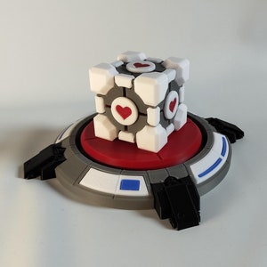 Paquete de botón de portal y cubo complementario | Regalo coleccionable único inspirado en el juego Portal para jugadores y fanáticos.