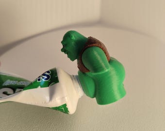 Shrek Toothpaste Dispenser Tip – Funny Cartoon Character Who Poops Toothpaste Gadget for Kids & Adults Bathroom Accessory