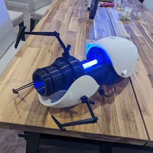 Réplica de la pistola Portal: accesorio de ciencia ficción, juguete coleccionable, regalo para gamers, decoración hecha a mano. imagen 1