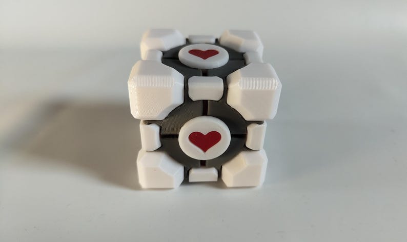Paquete de botón de portal y cubo complementario | Regalo coleccionable único inspirado en el juego Portal para jugadores y fanáticos. imagen 3