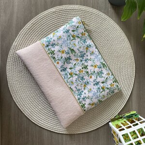 Bolsa grande - Rosa brilhante e floral - Interior azul claro com bolinhas brancas