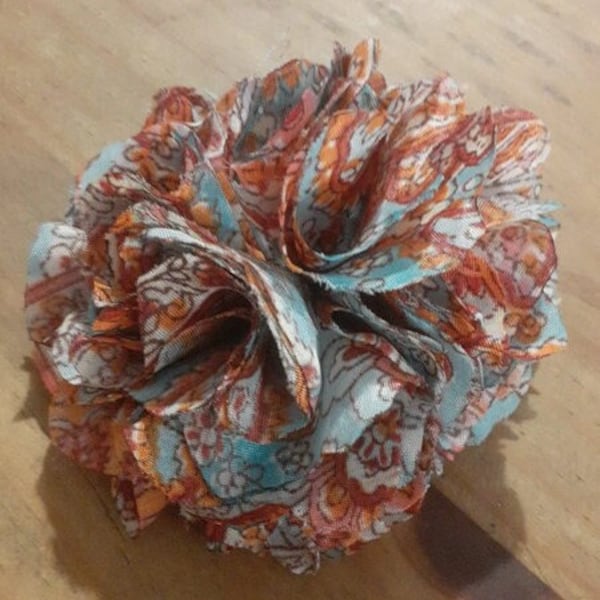 Broche flor de tela