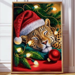 Könnte beinhalten: Ein Leopard, der einen roten Weihnachtsmann-Hut trägt, schläft umgeben von grünen Kiefernästen und funkelnden Weihnachtslichtern. Ein roter Weihnachtsbaumschmuck befindet sich im Vordergrund.