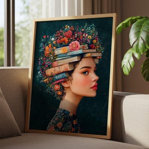 Puede incluir: Una impresión artística enmarcada que presenta el perfil de una mujer con un tocado floral y de libros. La obra de arte muestra un fondo verde oscuro, el rostro de una mujer y una pila de libros y flores. El marco es de color madera clara.
