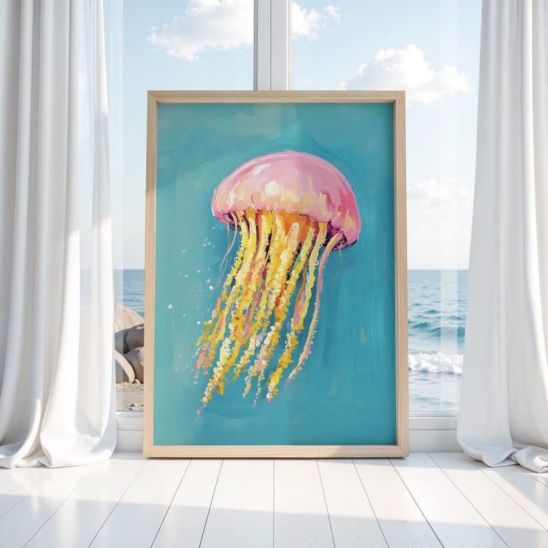 K&ouml;nnte beinhalten: Gerahmtes Gem&auml;lde einer Qualle. Die Qualle ist rosa und gelb mit langen, flie&szlig;enden Tentakeln. Der Hintergrund ist ein leuchtendes T&uuml;rkis. Das Gem&auml;lde wird in einem Raum mit Fenster zum Meer gezeigt.