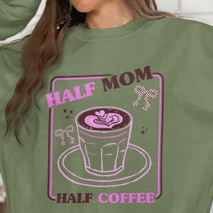 Halv mamma halv kaffe latte PNG-design, mammaliv kaffeälskare sublimeringstryck, rolig mamma koffeingrafik, digital nedladdningskonst