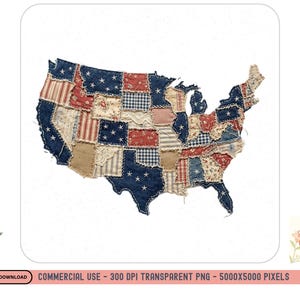 Op de afbeelding: Een patchwork kaart van de Verenigde Staten, met een verscheidenheid aan stoffen in patriottische kleuren. Het ontwerp bevat rode, witte en blauwe patronen, waaronder sterren, strepen en bloemenprints, waardoor een rustieke, vintage esthetiek ontstaat.
