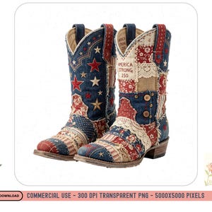 Könnte beinhalten: Paar Cowboy-Stiefel im patriotischen Stil. Die Stiefel haben ein Patchwork-Design mit roten, weißen und blauen Stoffen, einschließlich Sternen und Streifen. Der Text "AMERICA STRONG 250" ist auf einem Stiefel zu sehen. Die Stiefel haben einen Used-Look.