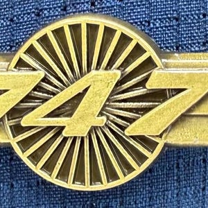 Boeing 747 The Queen WINGS Pilot Crew Gold Uniform Pin NEW!! Delta Lufthansa United Virgin PanAm
