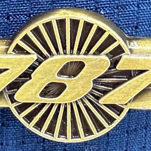 Boeing 787 Dreamliner Pilot Crew Gold Uniform Pin NEW!!