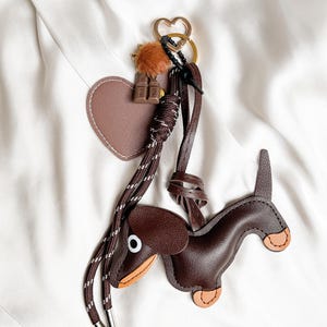 Bag Charm Dackel Taschenanhänger Hund Schlüsselanhänger Charms trendy Anhänger für Tasche braun, Geschenk Freundin Geburtstag Herzanhänger