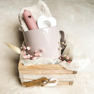 Geschenkset für Frauen mit Tasse und Socken Geburtstagsgeschenk Freundin Geschenkidee Mama Geschenk für Sie, befüllter Geschenkkorb