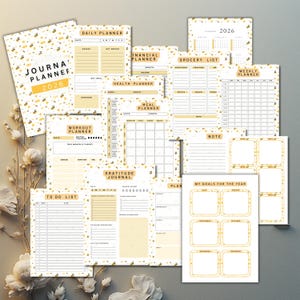 Può includere: Una raccolta di pagine del diario planner 2026 con un tema a tema api. Le pagine includono un pianificatore giornaliero, un pianificatore finanziario, un pianificatore della salute, un pianificatore di allenamento, una lista di cose da fare, un diario della gratitudine, un pianificatore dei pasti, una lista della spesa, un pianificatore settimanale e pagine di definizione degli obiettivi.