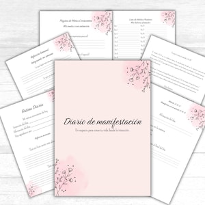 Puede incluir: Un conjunto de diarios y hojas de trabajo rosas y blancos. El diario central, titulado "Diario de manifestación", presenta detalles florales y texto en español. Las páginas circundantes incluyen la definición de objetivos, rutinas diarias y afirmaciones.