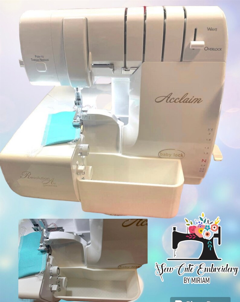 Op de afbeelding: Een witte Baby Lock Acclaim lockmachine met de tekst "Acclaim" en "Revolution Air" zichtbaar. De machine heeft een lichtblauwe stof onder de naald en een afvalbak. De afbeelding bevat ook de tekst "Push to Thread Needles".