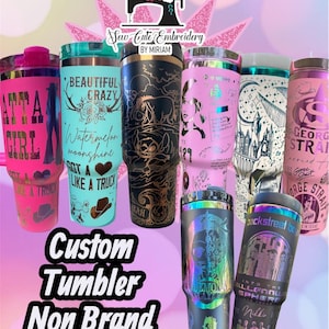 Peut inclure: Plusieurs gobelets personnalisés aux couleurs variées, notamment rose, turquoise et noir. Chaque gobelet présente des motifs et des textes uniques, tels que des motifs floraux, des personnages de dessins animés et des paroles de chansons. Le texte "Custom Tumbler Non Brand" est également visible.