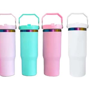 Puede incluir: Seis vasos de viaje de acero inoxidable con asas y tapas. Los vasos son de varios colores: rosa, azul claro, blanco, negro y dos tonos de rosa.