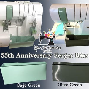 Op de afbeelding: Afbeelding met twee Baby Lock serger naaimachines met saliegroene en olijfgroene serger bakken. De tekst luidt "55th Anniversary Serger Bins" en "Saw Cute Embroidery by Miriam."