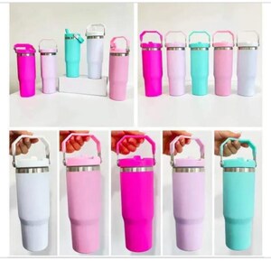 Puede incluir: Conjunto de ocho vasos de acero inoxidable con asas. Los vasos son de varios colores, incluyendo rosa, blanco, azul claro y turquesa. Cada vaso tiene una tapa y un asa.