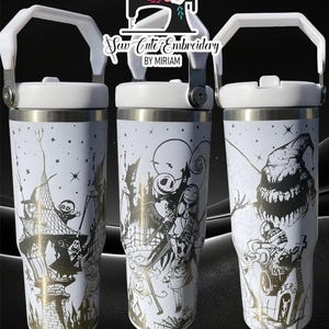 Puede incluir: Tres vasos de acero inoxidable blanco con im&aacute;genes en blanco y negro de personajes de la pel&iacute;cula El extra&ntilde;o mundo de Jack. Los vasos tienen una tapa blanca y una asa blanca.