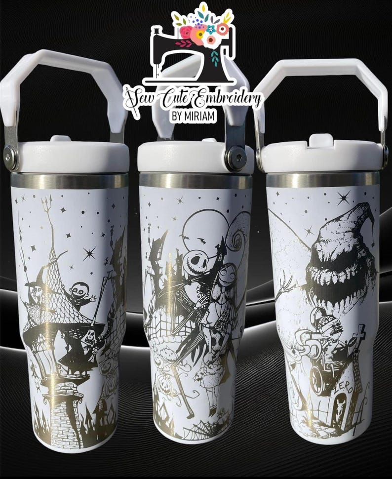 Puede incluir: Tres vasos de acero inoxidable blanco con im&aacute;genes en blanco y negro de personajes de la pel&iacute;cula El extra&ntilde;o mundo de Jack. Los vasos tienen una tapa blanca y una asa blanca.