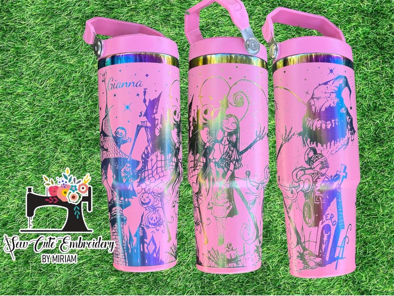 Puede incluir: Tres vasos de acero inoxidable de color rosa con asas. Los vasos est&aacute;n decorados con diferentes im&aacute;genes de la pel&iacute;cula El extra&ntilde;o mundo de Jack. Un vaso tiene el texto "Gianna" en &eacute;l.