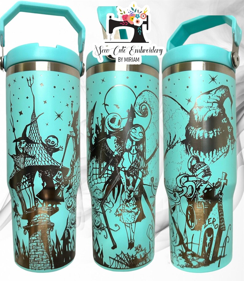 Puede incluir: Tres vasos de acero inoxidable turquesa con dise&ntilde;os en negro y plata que representan personajes de la pel&iacute;cula Pesadilla antes de Navidad. Los dise&ntilde;os incluyen a Jack Skellington, Sally, Oogie Boogie y Zero, el perro fantasma.