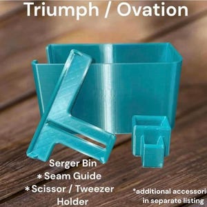 Op de afbeelding: Een set turquoise naaibenodigdheden, waaronder een sergerbak, naadgeleider en schaar/pincet houder. De tekst "Triumph / Ovation" staat bovenaan. Extra accessoires zijn apart verkrijgbaar.