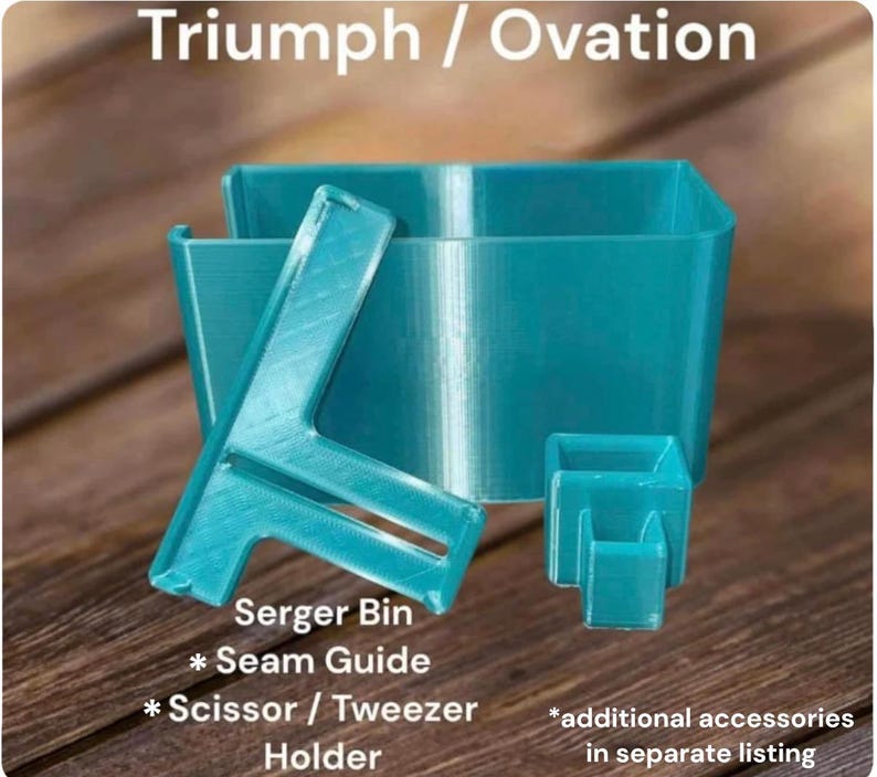 Op de afbeelding: Een set turquoise naaibenodigdheden, waaronder een sergerbak, naadgeleider en schaar/pincet houder. De tekst "Triumph / Ovation" staat bovenaan. Extra accessoires zijn apart verkrijgbaar.