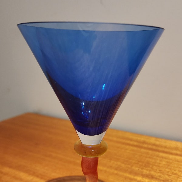 Copa de Martini tricolor hecha a mano por B.A.G. (República Checa), una división de Barovier & Toso (Murano, Italia) e importada por Fanoos (EE.UU.)