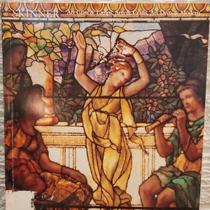 Puede incluir: Una portada de catálogo de arte vintage con una ilustración de vidrieras. La obra de arte representa figuras con túnicas fluidas, una bailando y otras tocando instrumentos. El texto "Art Glass & Lamps, Arts & Crafts, Art Deco & Modern" es visible.